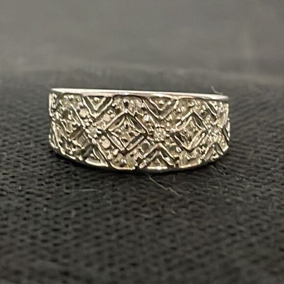 Beautiful ring  - Picture 1 of 8